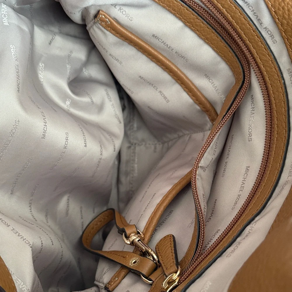 Michael Kors Cream and Tan Shoulder Bag and matching wallet - Picture 7 of 10
